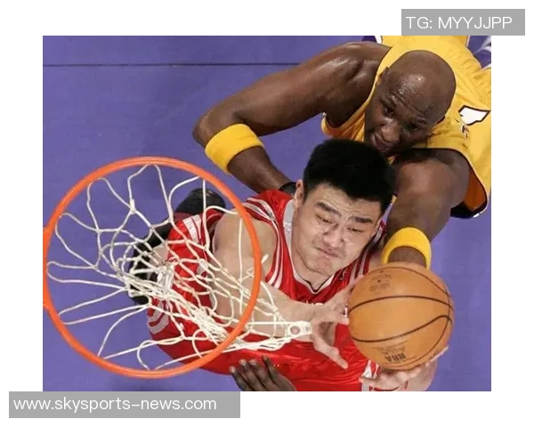 莫耶斯与姚明的巅峰对决：体育传奇交汇的精彩瞬间与历史意义